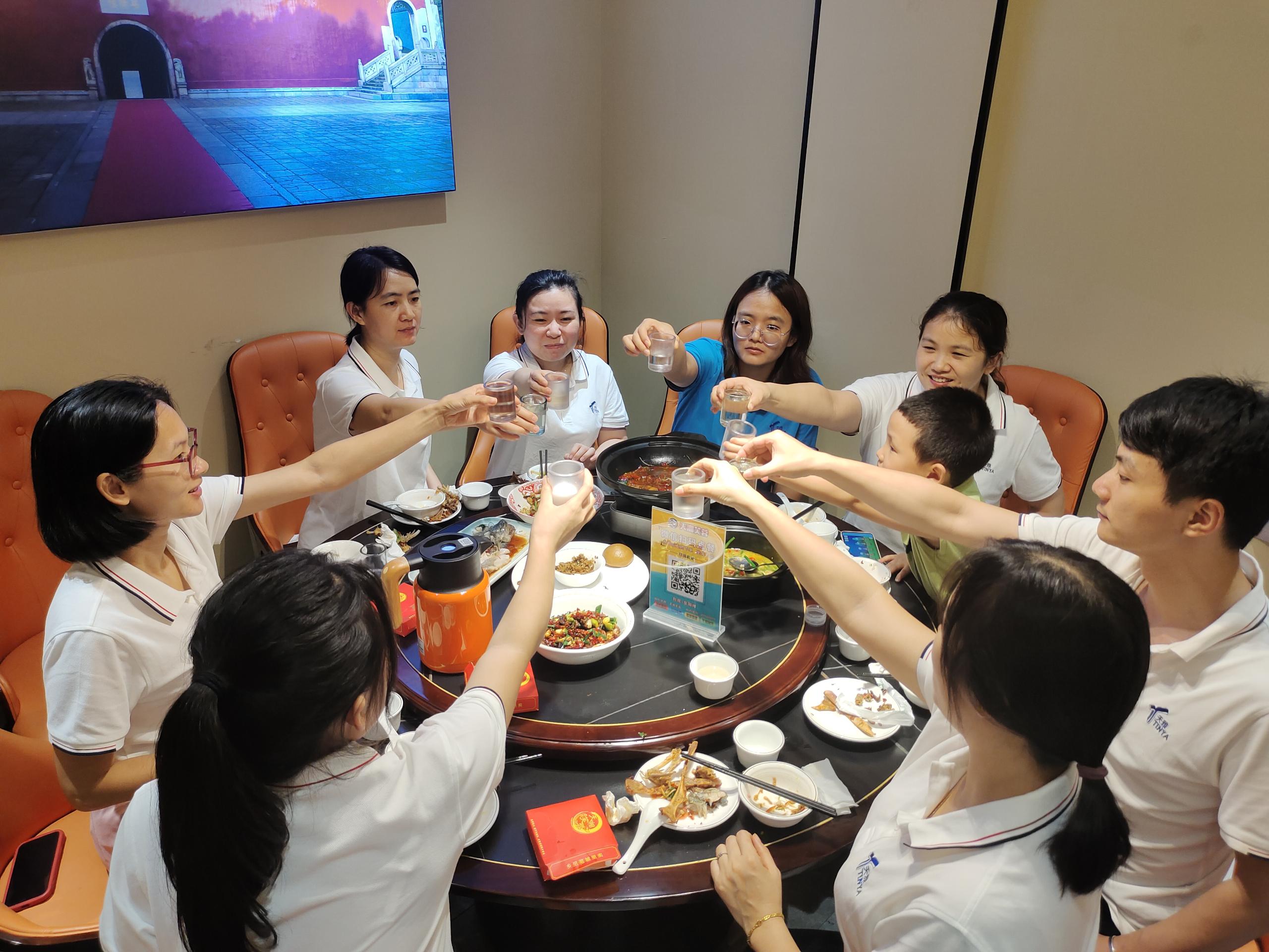 亞克力工廠業(yè)務(wù)團(tuán)隊(duì)的團(tuán)建活動(dòng)