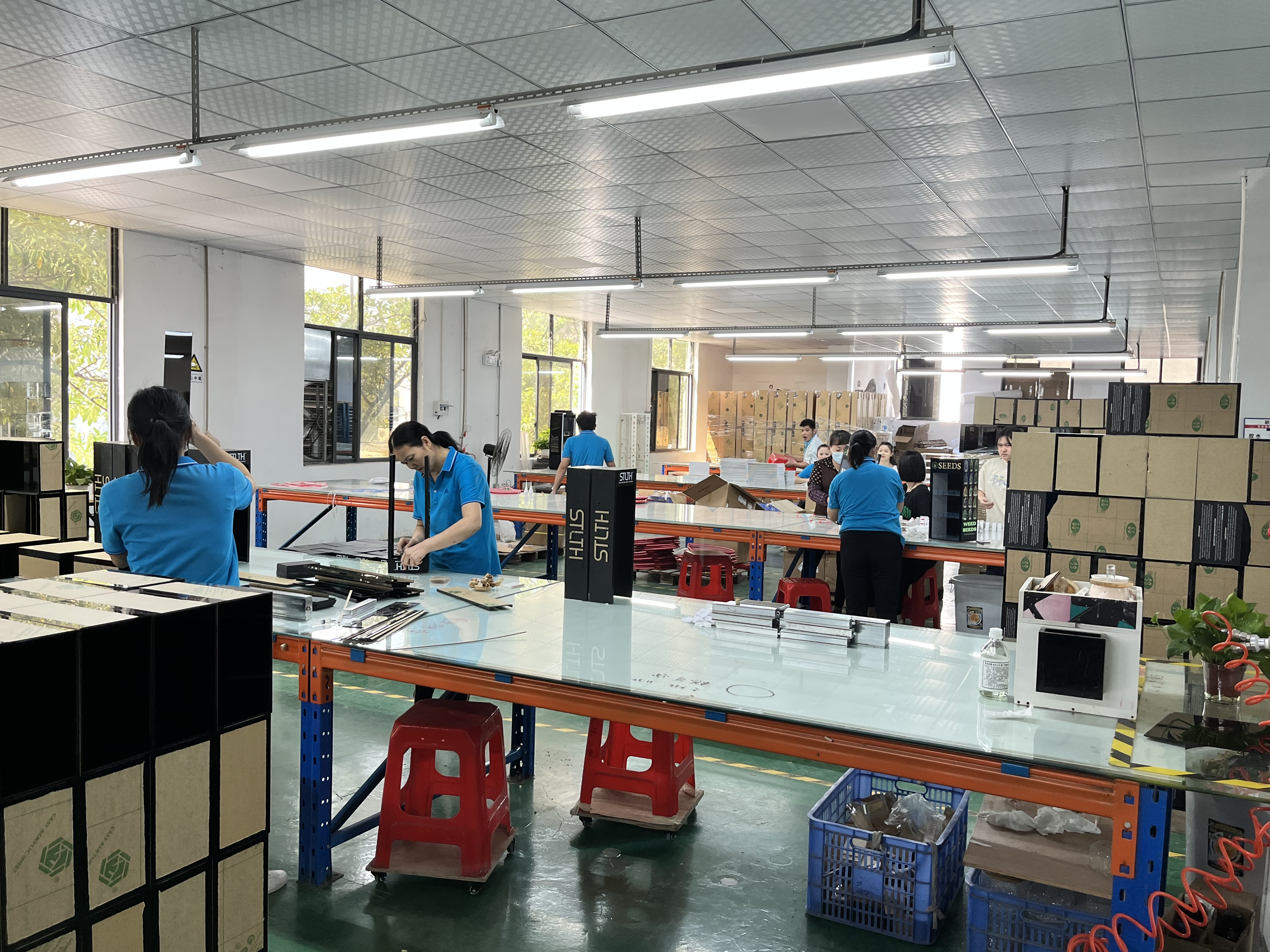 如何保證帶電亞克力展示架的電壓穩定性