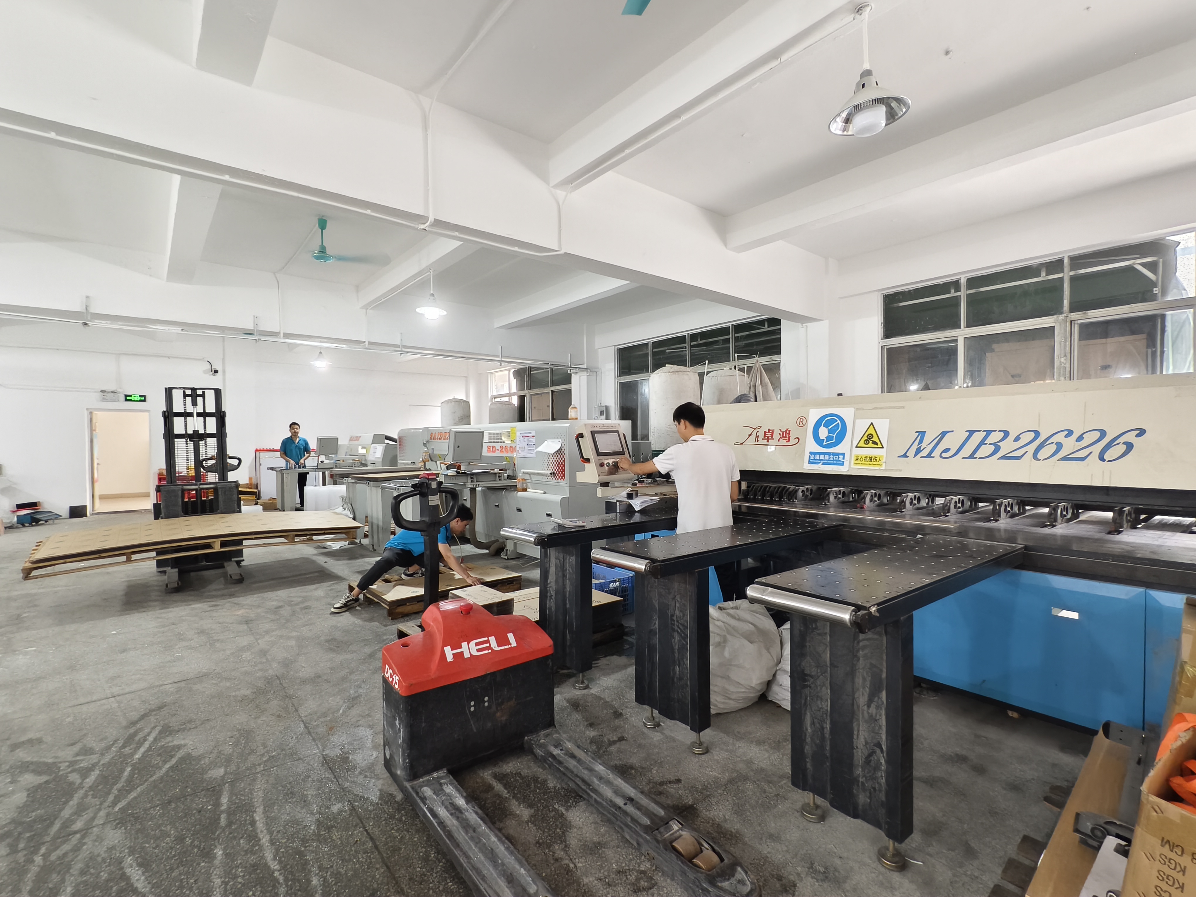 亞克力展示架定制的第一步工序，開料